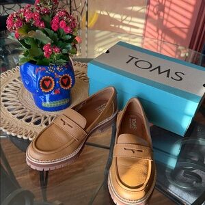 TOMS Cara Loafer ~ tan leather
